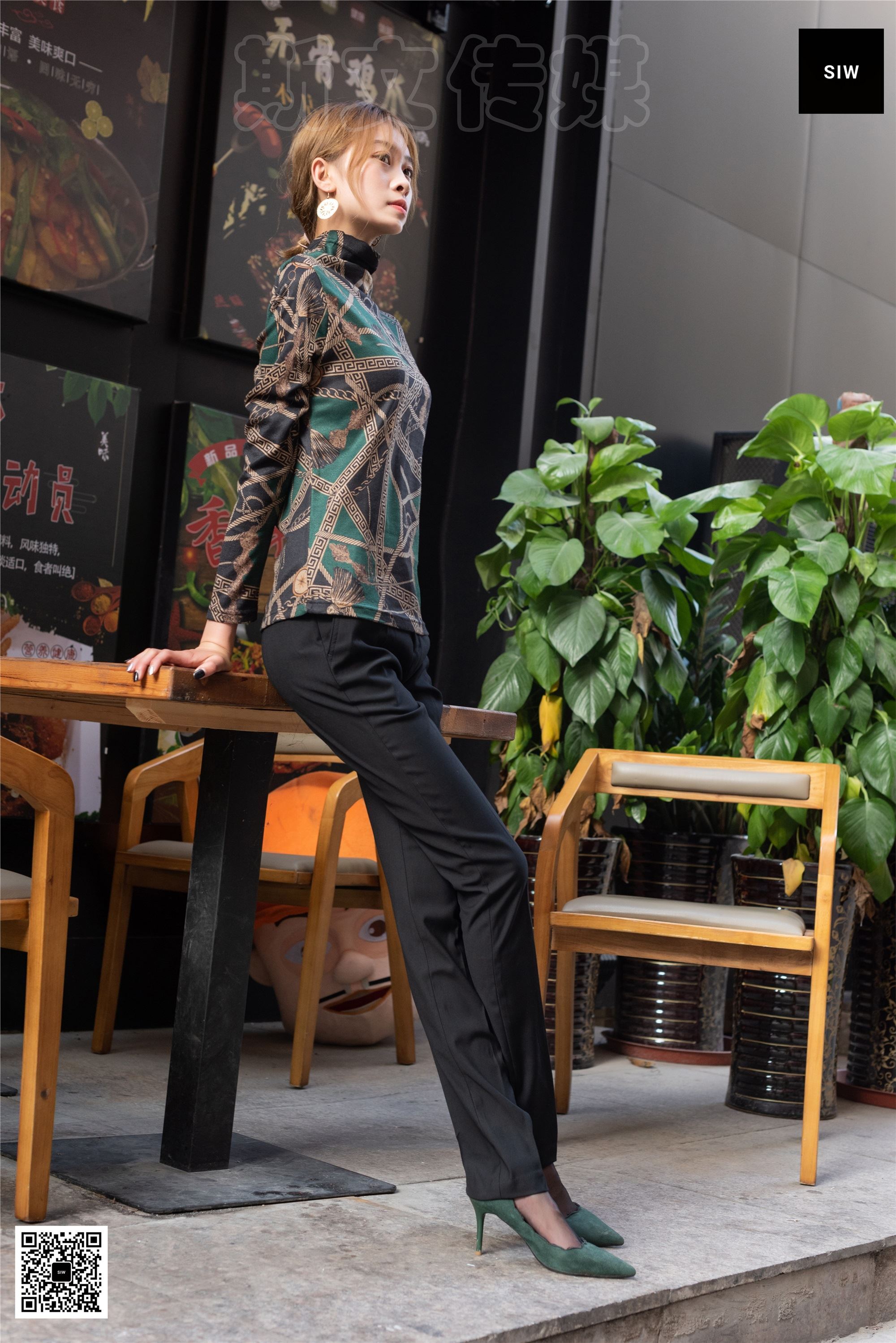 SIW斯文传媒 063 欧版翠绿印花高领长袖打底衫 - 新芳